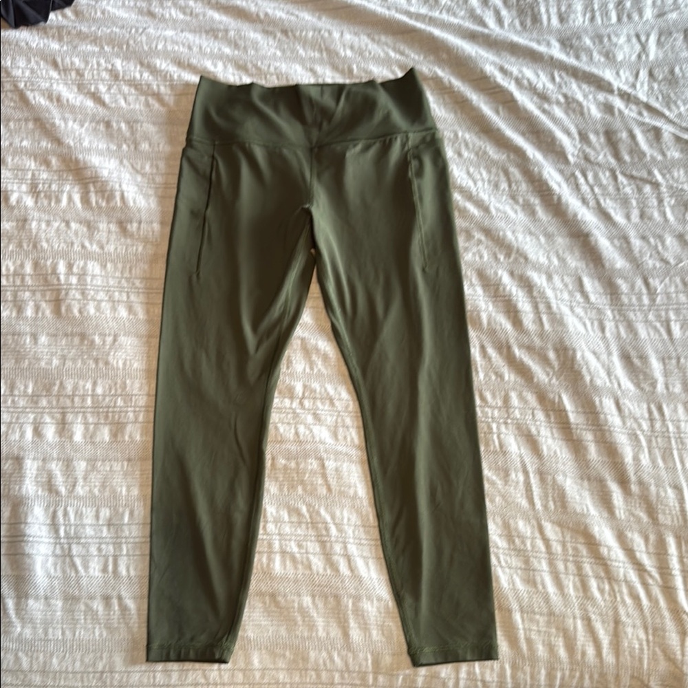 Athleta Green Leggings Sleek and Versatile